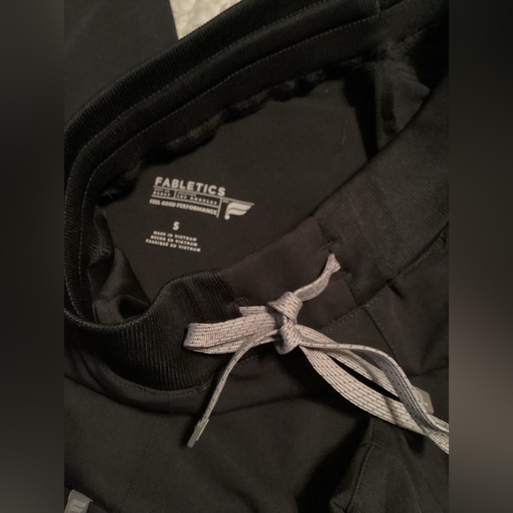 Fabletics Black On-Call Scrub Joggers - Picture 3 of 3